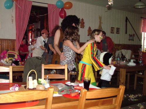 Tancime III.jpg - Dětský karneval na České chalupě v Rudolfově.